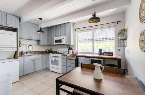 Poets Corner Apartment | Chic Abode In Central Berkley