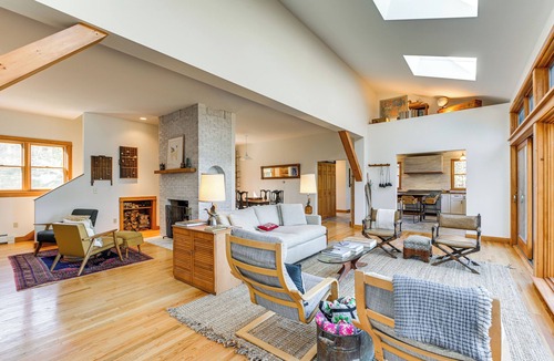 South Addison House | Chic Addison Home w/Fire Pit on 8 Private Acres!