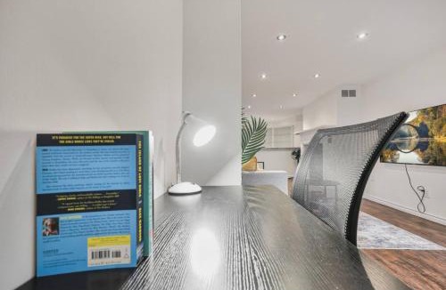 Whitby Apartment | Chic and Bright 1BR Apt with Free Wifi and Parking