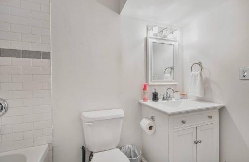 Whitby Apartment | Chic and Bright 1BR Apt with Free Wifi and Parking