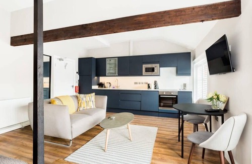 Warrington Apartment | Chic and central studio apartment with parking