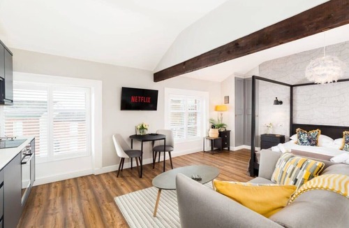 Warrington Apartment | Chic and central studio apartment with parking