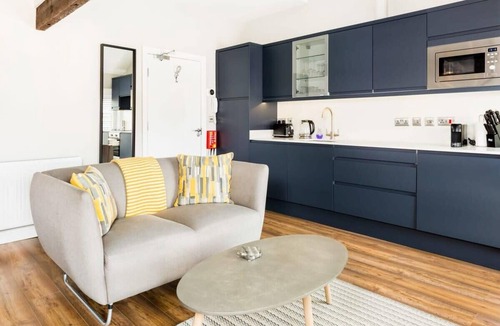 Warrington Apartment | Chic and central studio apartment with parking