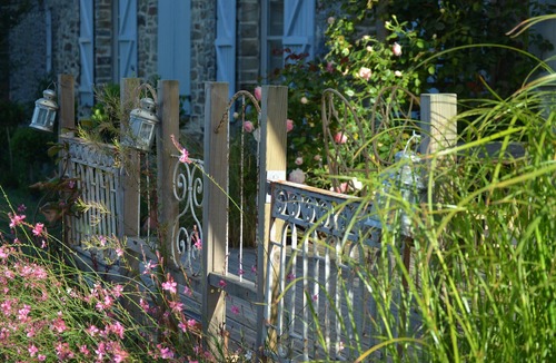 Martigne-Ferchaud Cottage | CHIC AND COSY FARMHOUSE. spacious and private gardens.