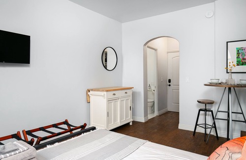 Westlake Hotel | Chic and Cozy Hideaway for Two Near DTLA