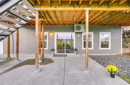 Everett House | Chic and Modern Snohomish Hideaway on a Working Farm