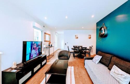 Clamart Apartment | Chic and spacious apart with parking and garden