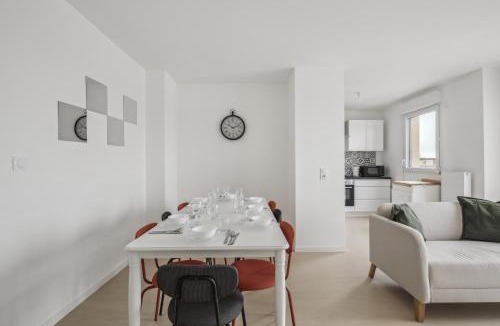 Cergy Apartment | Chic and spacious apart with parking