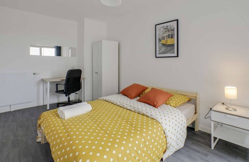 Mantes-la-Ville Apartment | Chic apart with parking and balcony