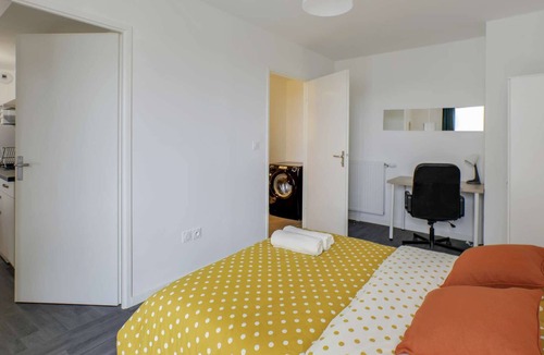 Mantes-la-Ville Apartment | Chic apart with parking and balcony