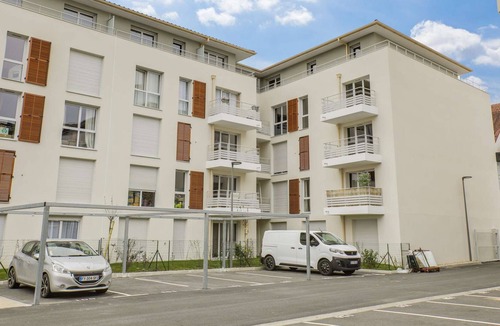 Mantes-la-Ville Apartment | Chic apart with parking and balcony