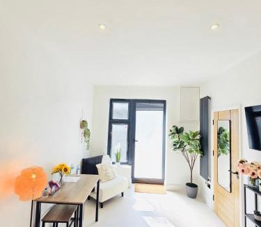 Leyton Apartment | Chic Apartment E10