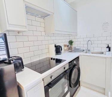 Leyton Apartment | Chic Apartment E10