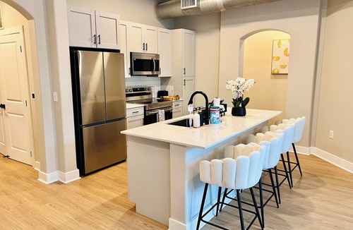 Towson Apartment | Chic Apartment Facing Towson Mall