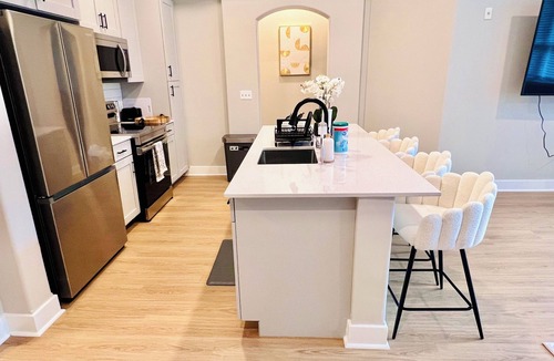 Towson Apartment | Chic Apartment Facing Towson Mall