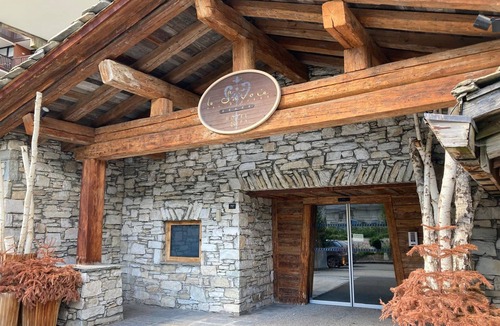 Val-d'Isere Apartment | Chic Apartment in Central Val d'Isère, Near Slopes - Panoramic Views, Sauna, Parking