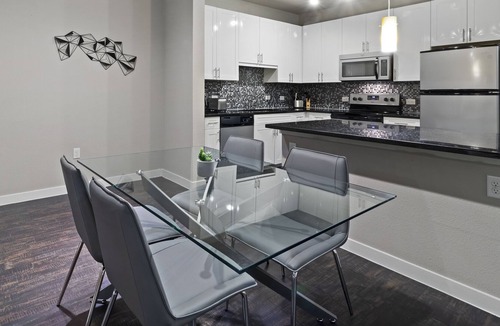 Fort Worth Cultural District Apartment | Chic Apartment in the Heart of FW | King Bed