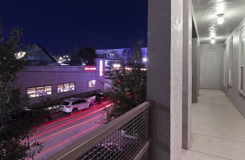 Fort Worth Cultural District Apartment | Chic Apartment in the Heart of FW | King Bed