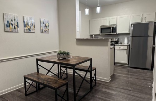 College Park Apartment | Chic Apt in The Woodlands-Parking-WI-FI-King Bed