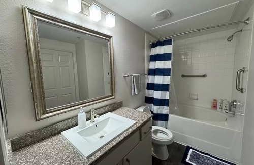 College Park Apartment | Chic Apt in The Woodlands-Parking-WI-FI-King Bed