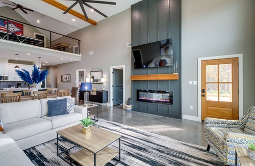 Higden House | Chic Arkansas Retreat w/Patio, Grill & Fire Pit!