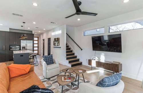 Holly House | Chic Austin Getaway – Brand New w/Rooftop Patio!
