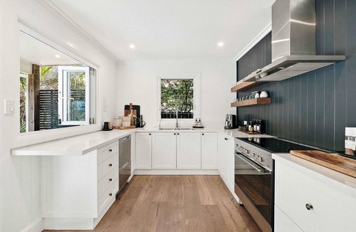 Patonga House | Chic Beach Cottage with Pool and Spa