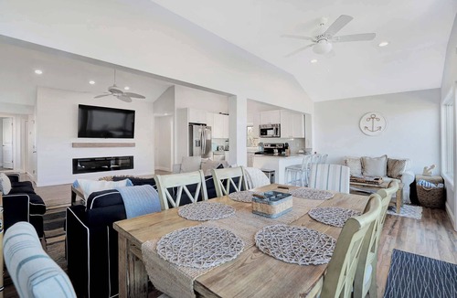 Wading River House | Chic Beach House Waterfront, Vineyards, Hot Tub