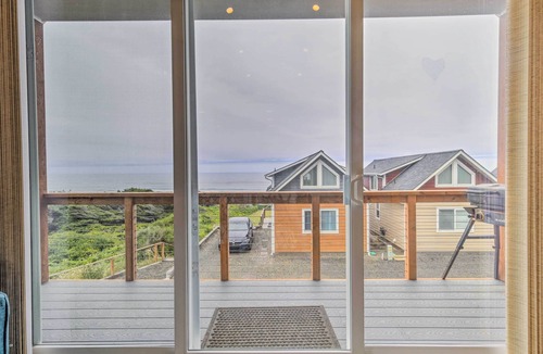 Yachats Apartment | Chic Beachfront Abode w/Balcony & Beach Access!