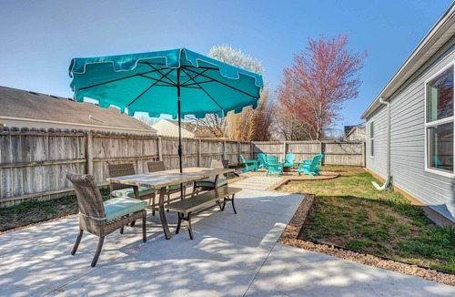Bentonville House | Chic Bentonville Home w/Patio & Fire Pit!