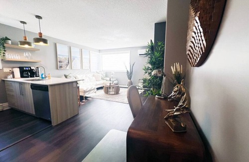 South London Apartment | Chic Boho Retreat | Minutes from Downtown London