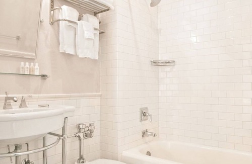 Goose Hollow Hotel | Chic Boutique Hotel with Pop-Up Cinema, On-site Bar and Mini-Golf!