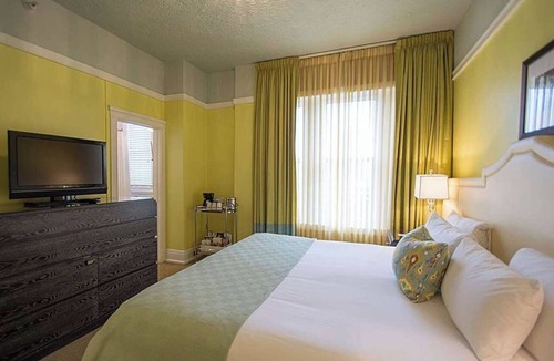 Goose Hollow Hotel | Chic Boutique Hotel with Pop-Up Cinema, On-site Bar and Mini-Golf!