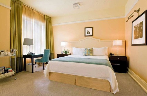 Goose Hollow Hotel | Chic Boutique Hotel with Pop-Up Cinema, On-site Bar and Mini-Golf!