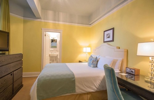 Goose Hollow Hotel | Chic Boutique Hotel with Pop-Up Cinema, On-site Bar and Mini-Golf!