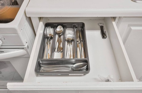 Whitby Apartment | Chic & Bright 1BR Apt with Free Wifi & Parking