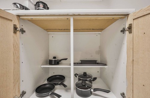 Whitby Apartment | Chic & Bright 1BR Apt with Free Wifi & Parking