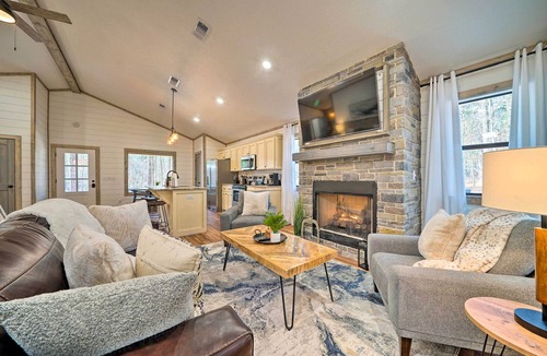 Hochatown Apartment | Chic Broken Bow Escape w/Hot Tub & Fire Pit!