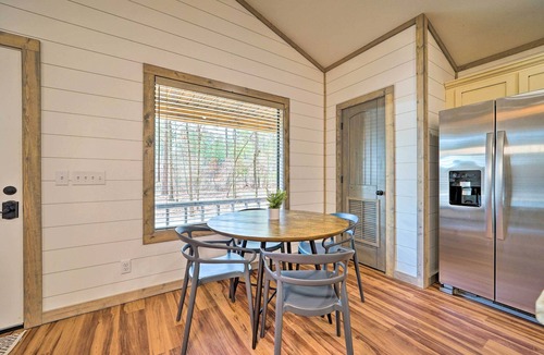 Hochatown Apartment | Chic Broken Bow Escape w/Hot Tub & Fire Pit!