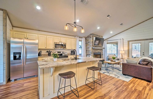 Hochatown Apartment | Chic Broken Bow Escape w/Hot Tub & Fire Pit!