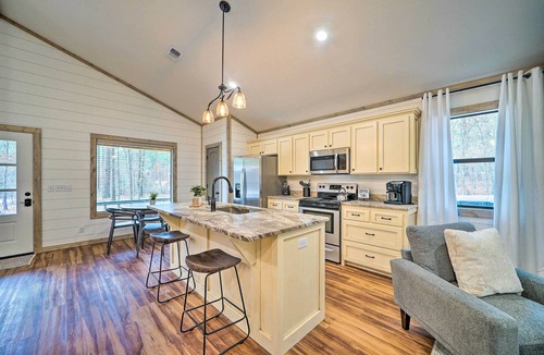 Hochatown Apartment | Chic Broken Bow Escape w/Hot Tub & Fire Pit!
