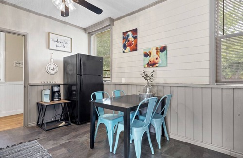 Austin Ave. Apartment | Chic Bungalow Waco TX
