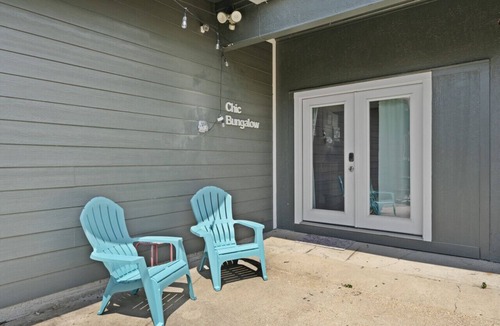 Austin Ave. Apartment | Chic Bungalow Waco TX