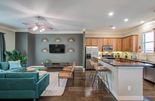 South Central Houston House | Chic & Central 3-BD Townhouse, Mins to DT