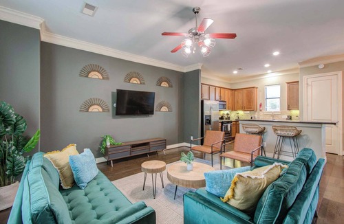 South Central Houston House | Chic & Central 3-BD Townhouse, Mins to DT