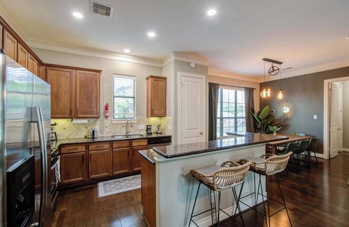 South Central Houston House | Chic & Central 3-BD Townhouse, Mins to DT
