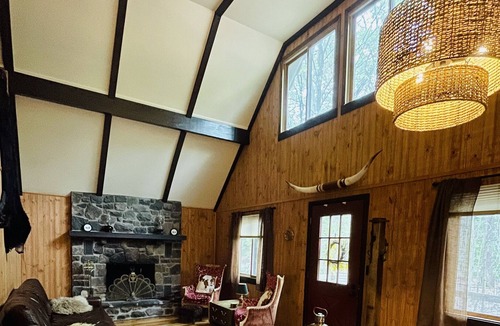 Pocono Pines Ski Chalet | Chic Chalet in the Poconos!
