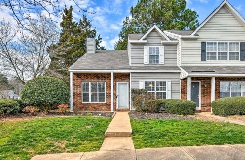 Charlotte House | Chic Charlotte Townhome w/Community Pool