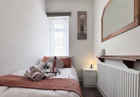 Pontypridd House | Chic Charming Classic 3bed w Ensuite - Pontypridd