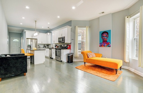 South Austin Condo | Chic Chicago Getaway w/Deck, 7 Mi to Downtown!